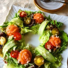 バラの花サーモンのリースサラダ