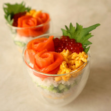 サーモンといくらの彩りカップ寿司