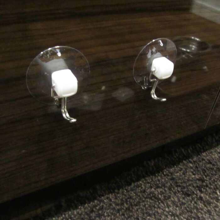 スイング吸盤フック 小をシステムキッチン引き出しにしっかり吸着させくっつけます