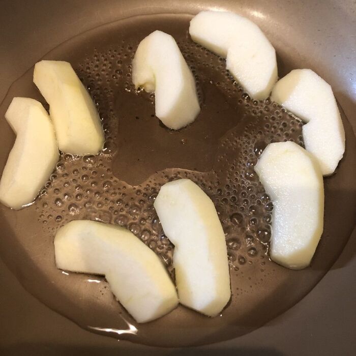 フライパンにりんごを入れる