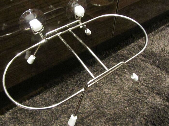 フックに「カタカタ鳴らないツインディッシュ」の脚部分をひっかけます