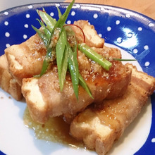 カリカリ豚バラ巻き厚揚げの新玉葱しぐれ