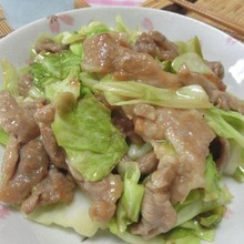 豚こまで味しみしみ♪ 豚とキャベツの梅バター炒め