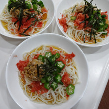 夏休みもあとわずか('ω')ノ マンネリになりがちな麺類を冷やしトマトで鮮やかに✨