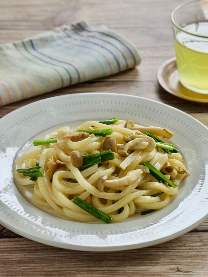 カレー風味で食欲アップ 豚ニラ焼きうどん