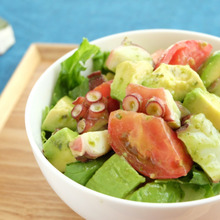 【くらし薬膳】目指せ美肌&お手軽カフェ飯♪バジル香るタコ&アボカド丼~夏の薬膳