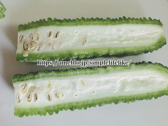 ゴーヤのヘタを取り、縦半分に切る