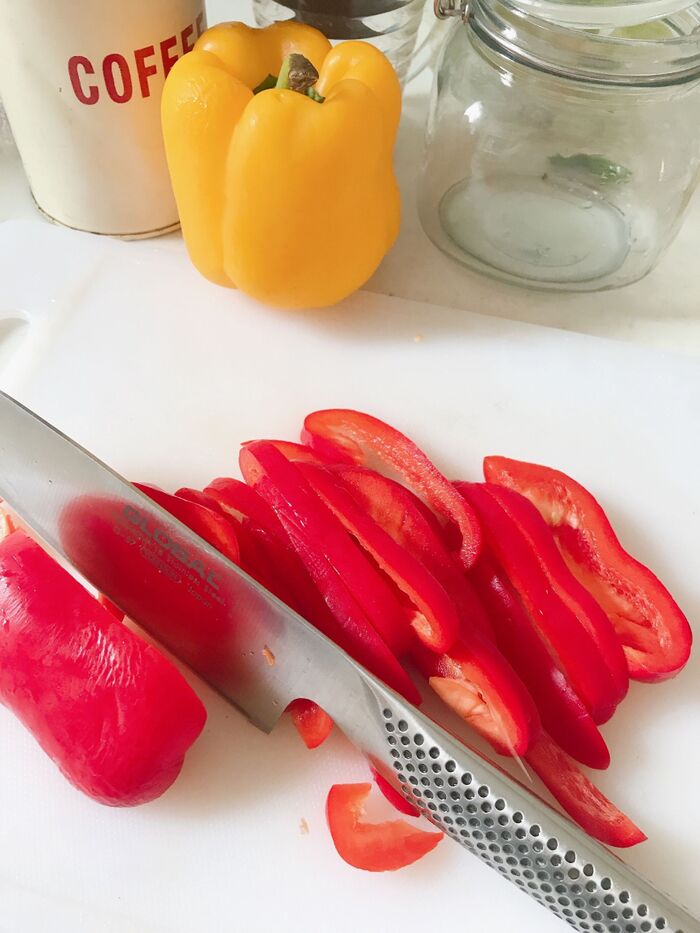 パプリカを輪切りにします