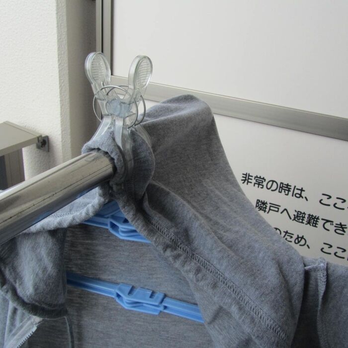 フードのあるカーディガンはこんな感じで干せます。