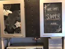 100均カゴを使えば、大量の食器もスッキリ収納できました!