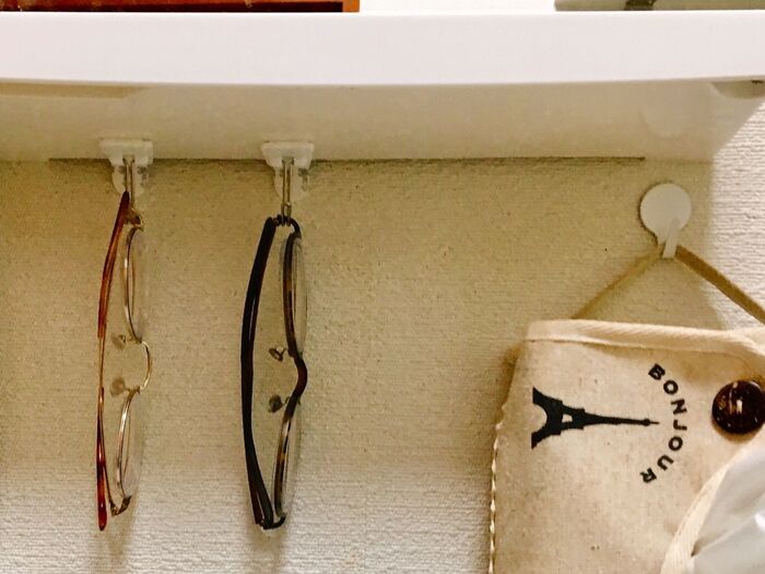 自分が掛けやすい場所に、フックをペタン!