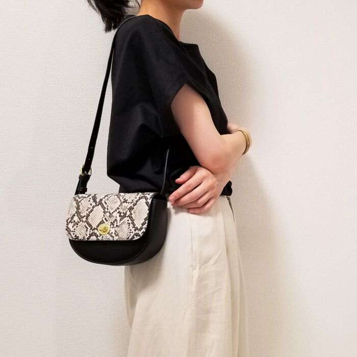 【その①】ショルダーバッグとして肩掛け