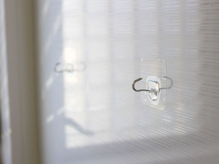 お風呂の壁にフックを貼る