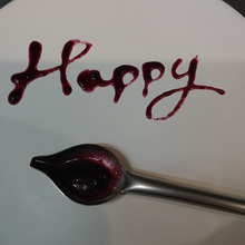 キャンバスに筆で絵を描くようにお皿の上にソースでアートを描きます。