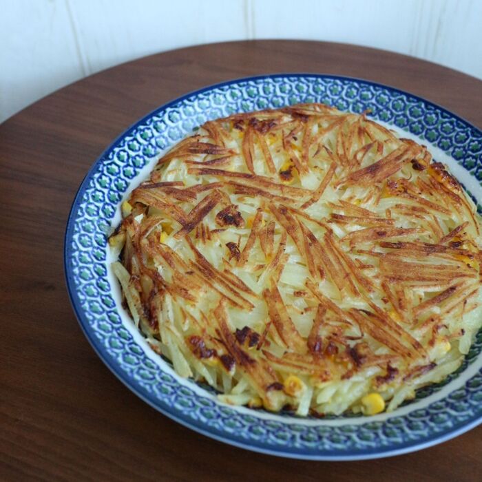 甘くて香ばしい!じゃがいもとトウモロコシのフライパン焼き