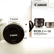 ミラーレス一眼カメラを買うなら!EOS KissMダブルレンズキット!!