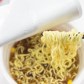 食べても大丈夫?賞味期限切れのカップラーメンと保存上の注意点