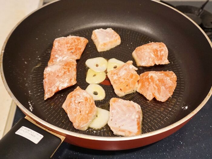 生鮭を皮目からこんがりと焼きます。