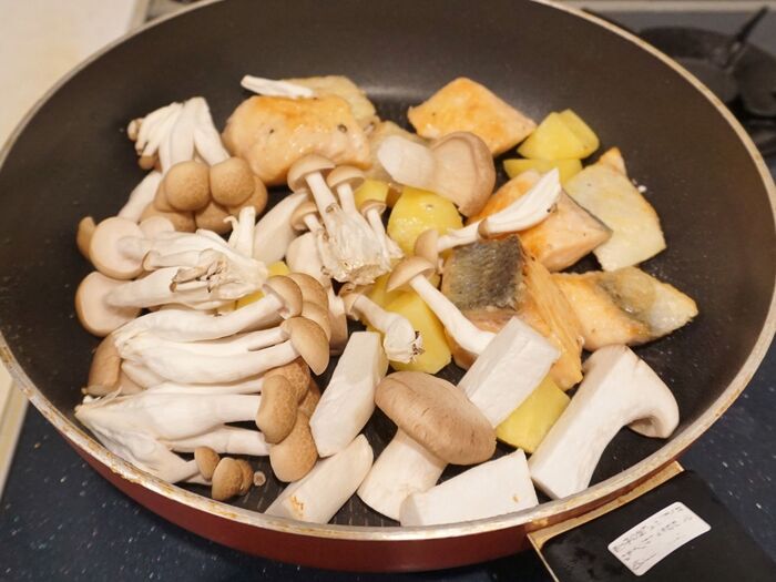野菜を加えて炒めます。