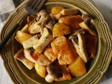 秋の味覚を先取り!秋鮭ときのこのバター醤油炒め