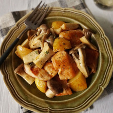 秋の味覚を先取り!秋鮭ときのこのバター醤油炒め