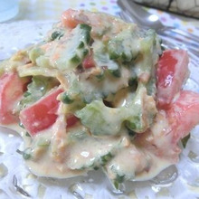 ドレッシングも飲み干しちゃう♪ ゴーヤとつぶしトマトの味噌マヨサラダ