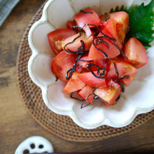 これ、ウチの最強!時短!で美味しいもう1品。味付もなしで作れる【トマトと塩昆布のサラダ】