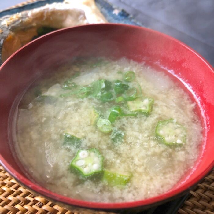 オクラと玉ねぎの味噌汁