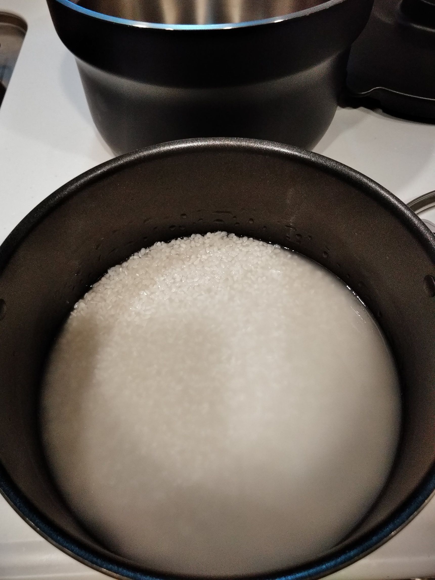 お米をお鍋で吸水させます。