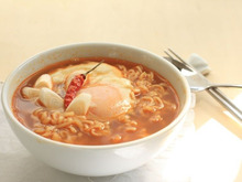 いつものカップラーメンが劇的に変身!おすすめのアレンジ方法