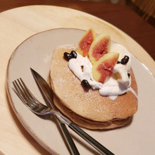 バニラアイスといちぢく・タピオカのミルクティーパンケーキ