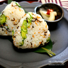 塩揉みきゅうりと塩昆布のレモンおにぎり。