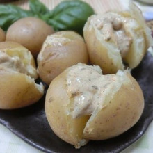 ホクホク茹でじゃがに、焦がしにんにくハーブマヨをのせて♪