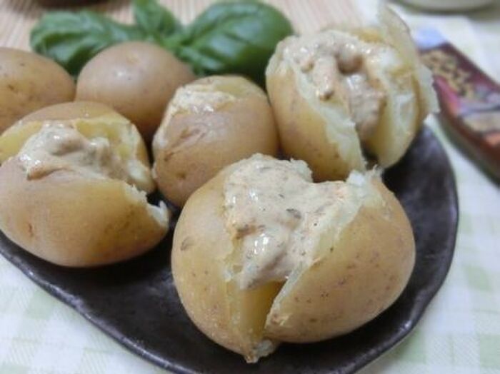 ホクホク茹でじゃがに、焦がしにんにくハーブマヨをのせて♪