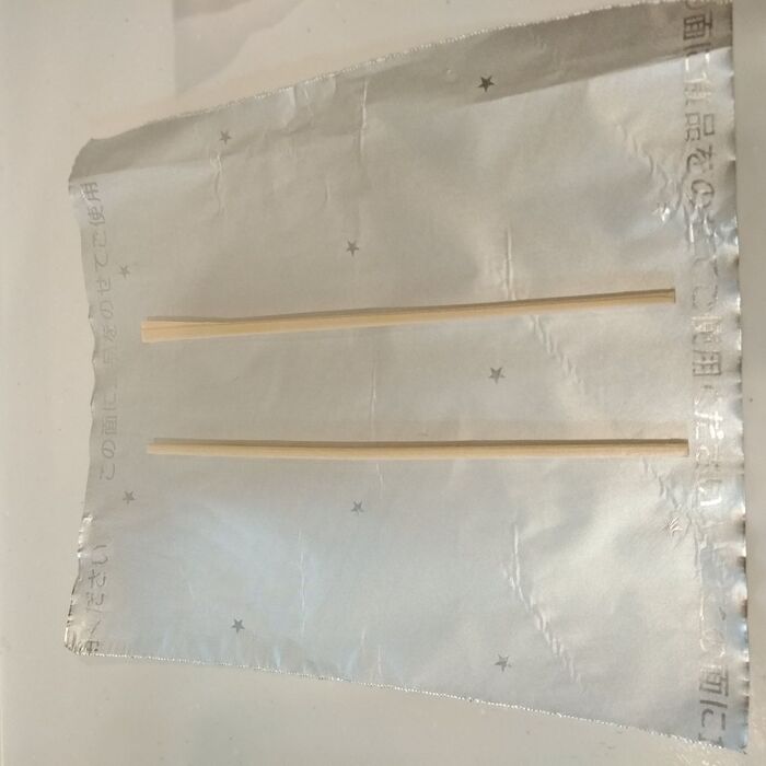 ホイルに割り箸を置きます。その上に揚げ物を乗せます。