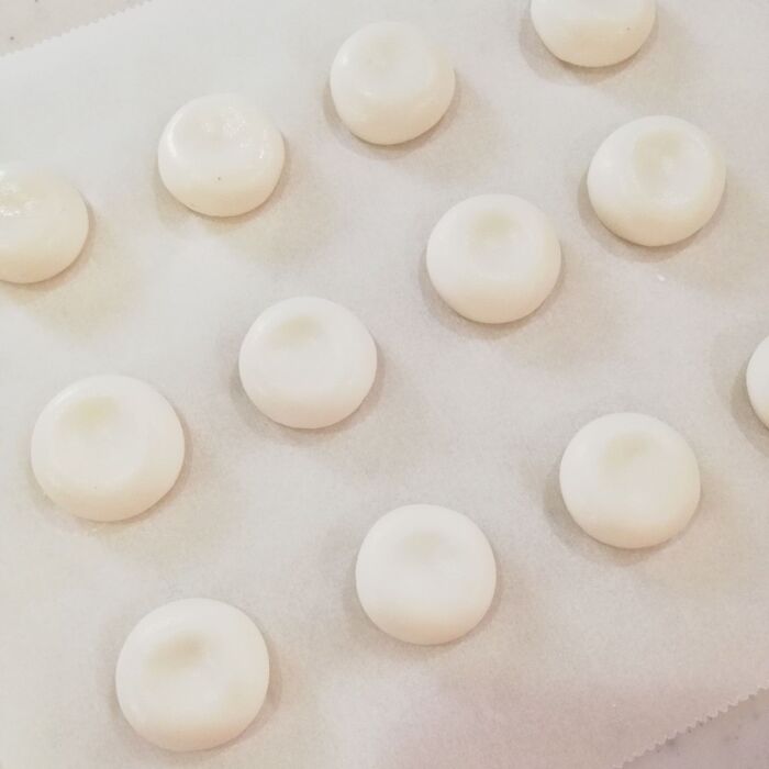 ②水を加え成形します。