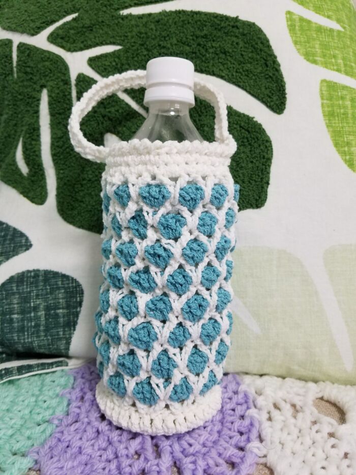 夏からずっと愛用中!モロッカンタイル柄の手編みのボトルホルダー