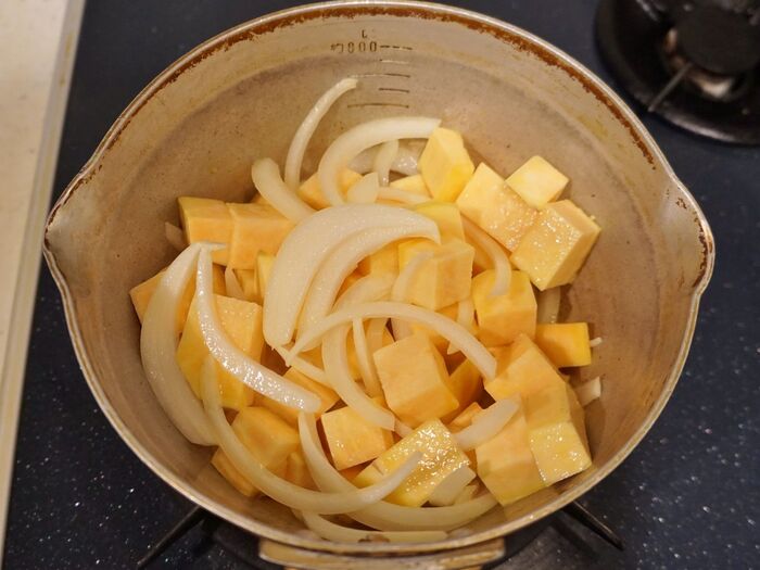 野菜の下準備をします。