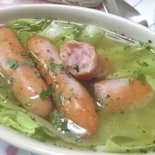 レンジで3分、包丁いらず☆ ちぎりキャベツとウインナーのコンソメスープ