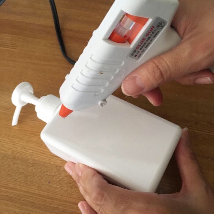 グルーガンを使って貼り付けるだけ