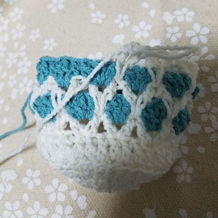 底から編み始めて