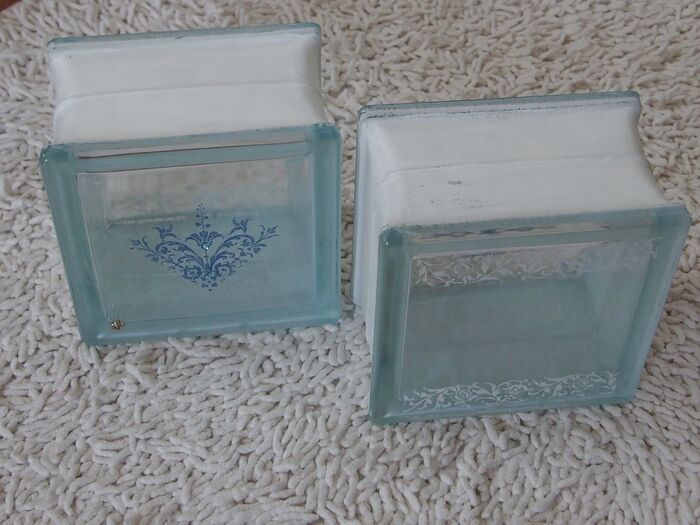 2 シルクスクリーンを施し、ビーズをボンド付けします