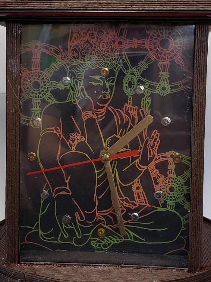 5、スクラッチアートの絵に時計を取り付ける。