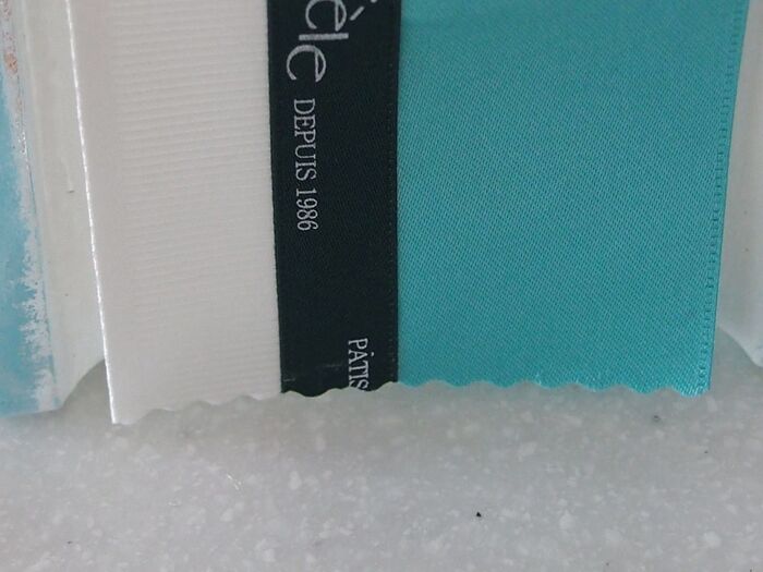 ★ リボンの両端は、ピンキングばさみでカットしてオシャレに!