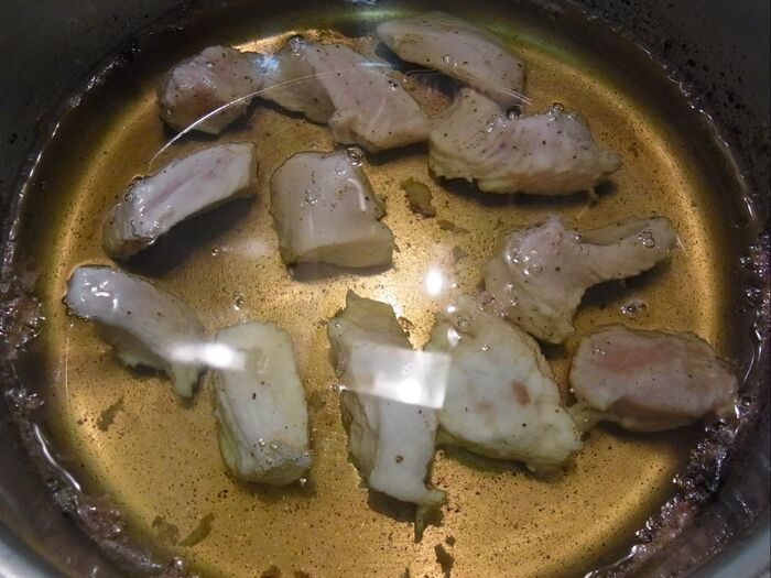 鶏胸肉を揚げます。