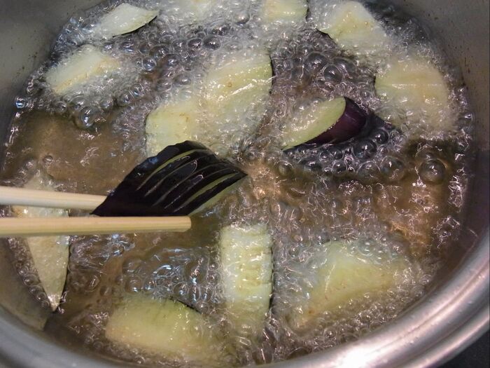 野菜を揚げます。