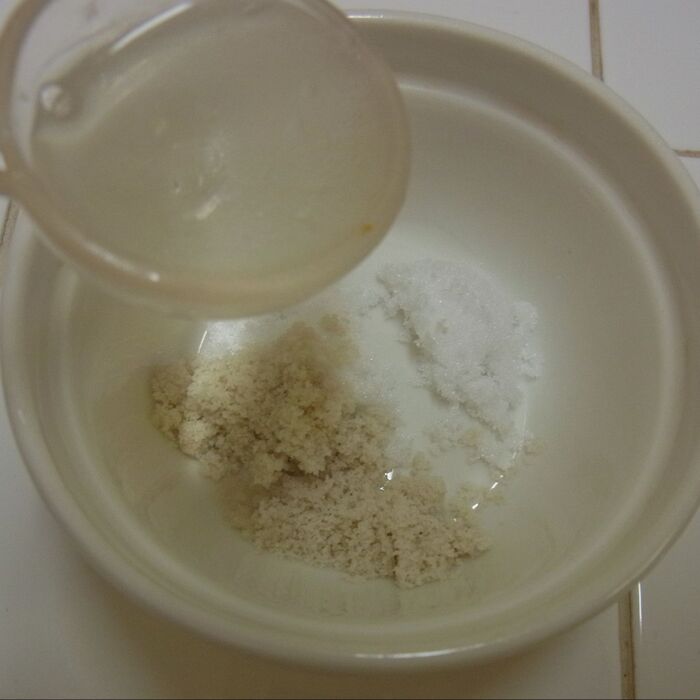 鶏胸肉をブレイン液に浸けます。