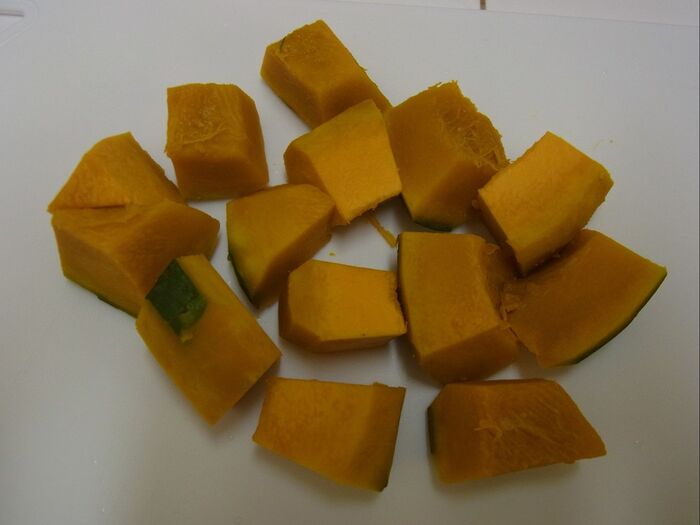 野菜の下準備をします。