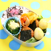 冷凍食品でアレンジ!お弁当&ランチレシピ「のりっこチキンと玉子串弁当」