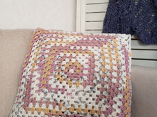 ダイソーの新作ヤーンで編む!ダサくならない伝統柄のクッションカバー